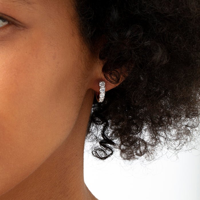 Memoire Graduated Huggies Earrings in 18K White Gold (0.94ct)