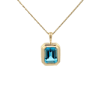 Vardy's Collection Emerald Blue Topaz Bezel Pendant Necklace in 14K Yellow Gold (2.65ct)