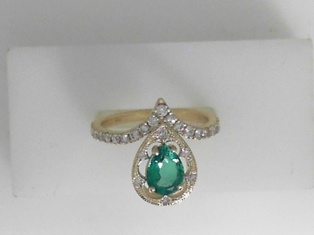 Vardy's Collection Pear Emerald and Round Diamond Antique Fashion Ring in 14K Yellow Gold (1.31ct)