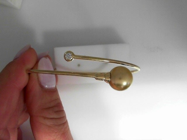 Vardy's Collection South Sea Golden Pearl and Round Diamond Bangle Bracelet in 18K Yellow Gold (0.10ct)