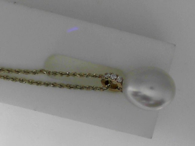 Vardy's Collection South Sea White Pearl Pendant Necklace with Round Diamonds in 14K Yellow Gold (0.07ct)