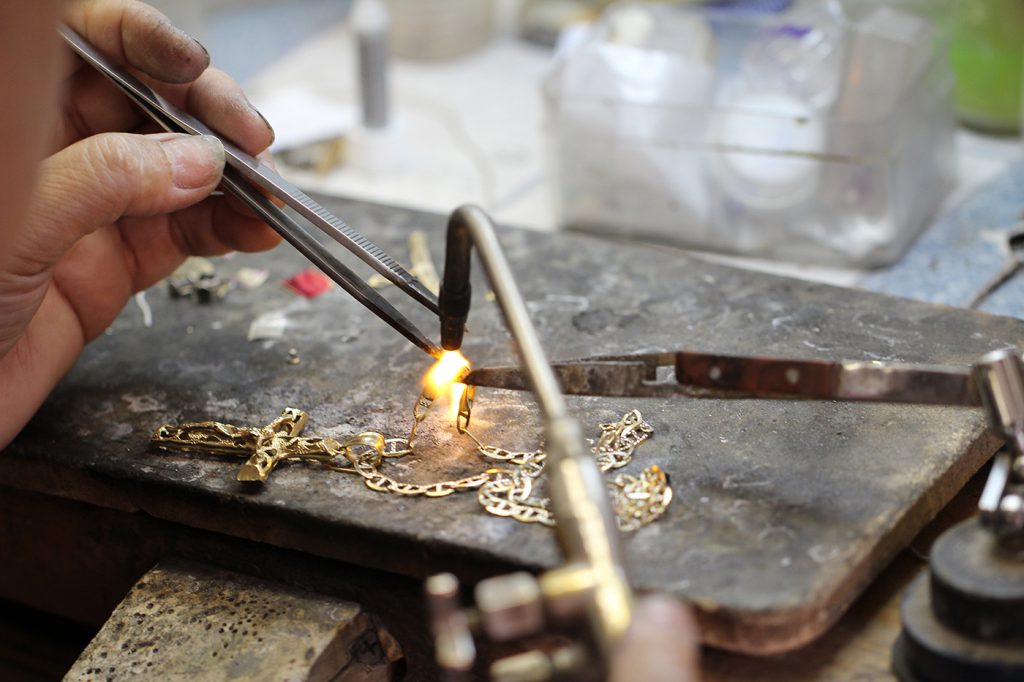 Jewelery repair service in the Bay area -Vardy's Jewelers